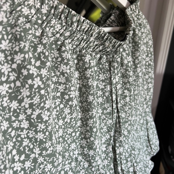 Sage Green Floral Ruffle Hem Shorts – Size L - Picture 3 of 5